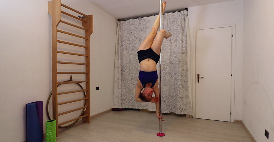 Supera la paura di stare a testa in giù nella pole dance